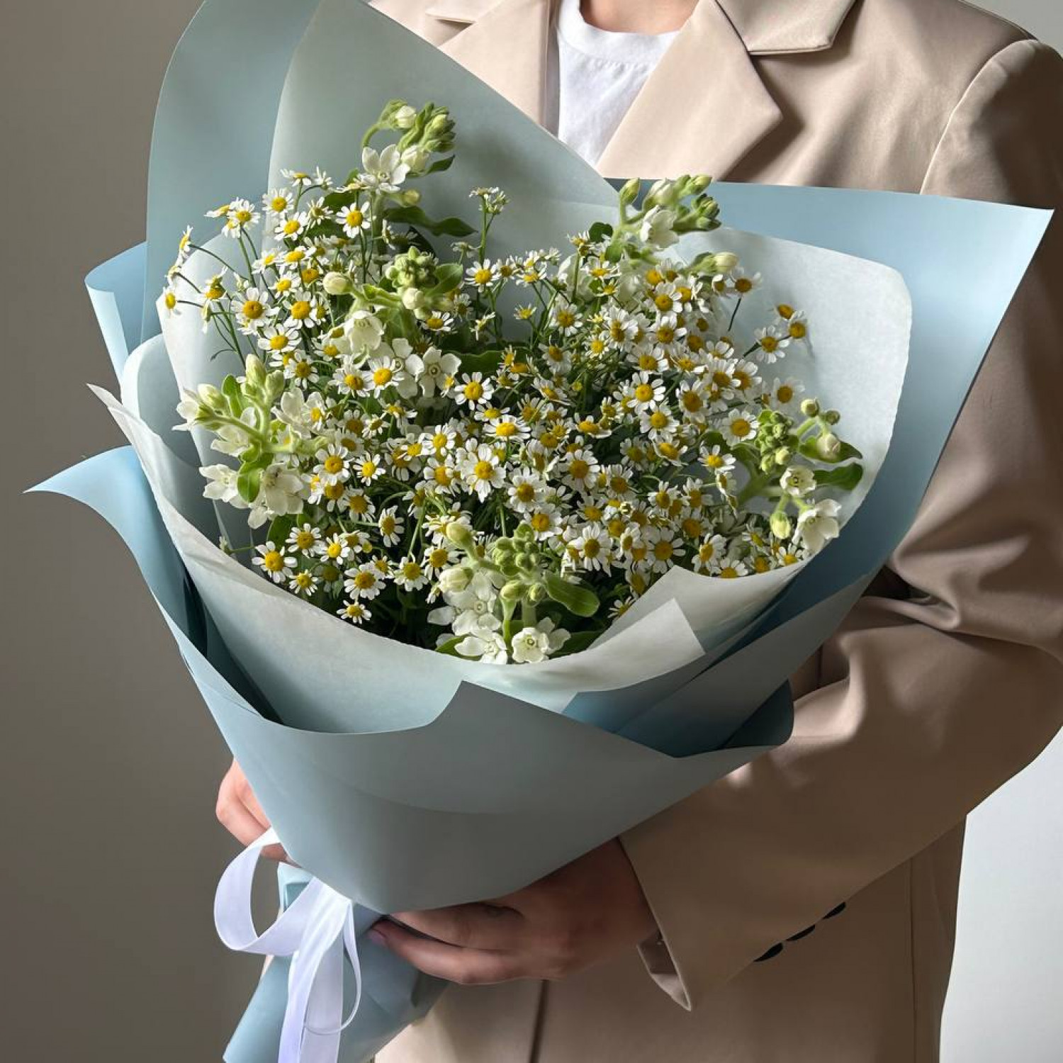Сборный летний букет из кустовых ромашек и незабудок